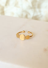 Load image into Gallery viewer, Découvrez la belle bague Clara, entièrement fabriquée à la main à l'atelier puis plaquée or 3 microns à Paris.
