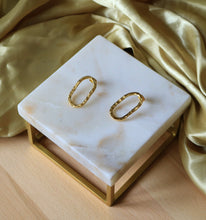 Charger l'image dans la galerie, Découvrez les sublimes boucles d’oreilles Angela, entièrement fabriquées à la main par Franka Mour et plaquées or 3 microns. Un bijou déjà porté par Souheila Yacoub ou encore Louise Follain.