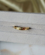 Charger l'image dans la galerie, Tan Tao. Bijoux de créateur pour femmes, issus d'un savoir-faire unique. Bijouterie éthique. Doubles anneaux martelés dorés. Bague réalisée à la main, plaquée or dans un atelier à Paris. Made in France, from Paris with love.  Par la créatrice Franka, diplômée en bijouterie-joaillerie à l'école Boulle.