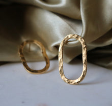 Charger l'image dans la galerie, Boucles d'oreilles Tan Tao "Angela", bijoux faits-main avec amour dans un atelier à Paris. Plaqué or 3 microns. Made in France. From Paris with love.