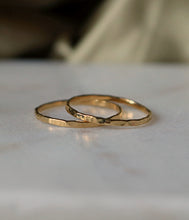 Charger l'image dans la galerie, Tan Tao. Bijoux de créateur pour femmes, issus d'un savoir-faire unique. Bijouterie éthique. Anneau martelé doré. Bague réalisée à la main, plaquée or dans un atelier à Paris. Made in France, from Paris with love.  Par la créatrice Franka, diplômée en bijouterie-joaillerie à l'école Boulle.