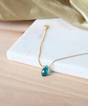 Load image into Gallery viewer, Tan Tao. Bijoux de créateur pour femmes, issus d'un savoir-faire unique. Bracelet, chaîne maillons, pendentif en verre translucide de couleur bleue. Réalisé à la main, plaqué or dans un atelier à Paris. Made in France, from Paris with love.