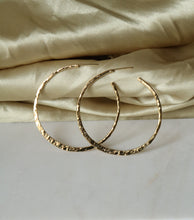 Charger l'image dans la galerie, Découvrez les créoles Alice, designées, créées, fabriquées à la main avec amour par la créatrice de Tan Tao, puis plaquées or 3 microns dans un atelier à Paris. Made in France, with love.