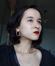 Load image into Gallery viewer, Franka Mour, jeune créatrice de bijoux fraîchement diplômée de l’école Boulle en bijouterie vient de lancer sa collection Capsule.