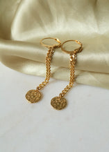 Charger l'image dans la galerie, Boucles d'oreilles Tan Tao. Mini-créoles et chaîne gourmette, petits sequins martelés en acier inoxydable. Bijoux créés ou assemblés à Paris avec amour.