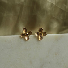 Load image into Gallery viewer, Boucles d'oreilles Fleurs
