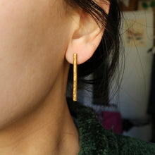 Load image into Gallery viewer, Boucles d&#39;oreilles Lussi martelées
