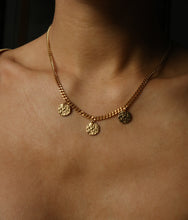 Charger l&#39;image dans la galerie, Découvrez le collier Bérénice, une chaîne gourmette ornée de trois petites médailles rondes martelées. 
