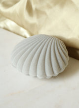 Load image into Gallery viewer, Boîte cadeau coquillage gris
