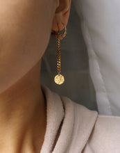 Charger l&#39;image dans la galerie, Photo portée des boucles d&#39;oreilles Bérénice, bijoux en acier inoxydable de la marque Tan Tao. 
